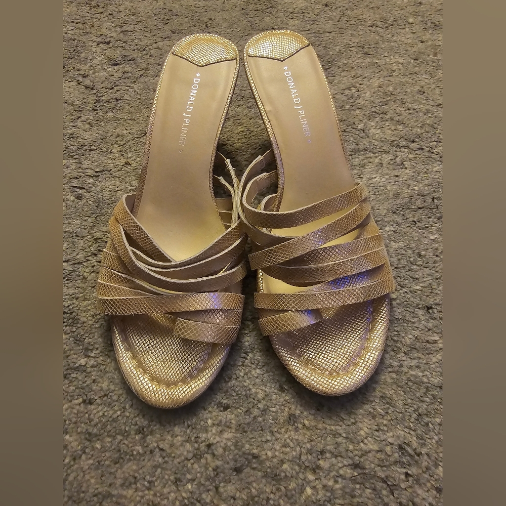 Donald J. Pliner Shoes  Gold Metallic Leather. Size 9